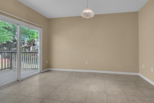 Building Photo - "Charming 3-Bed Townhouse Retreat with 2.5...