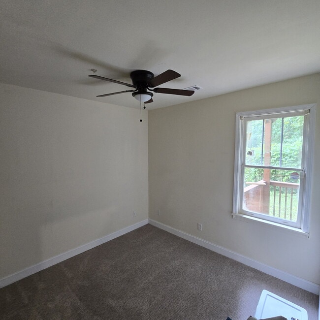 Building Photo - 5 Bedroom and 4.5 Baths. This home has it ...