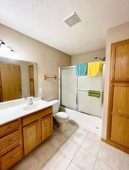 Double sink - 10172 Stutz Ct NE