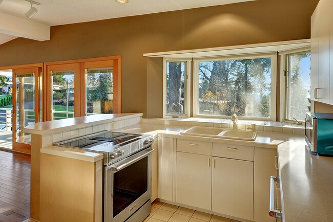 Building Photo - Hillside Bellevue Home w/ Lake Views!