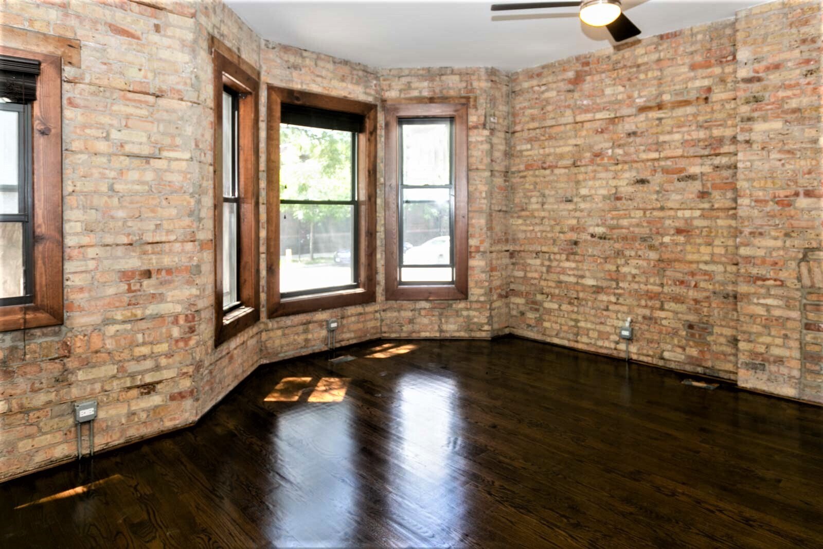 Building Photo - 1758 W Montrose Ave