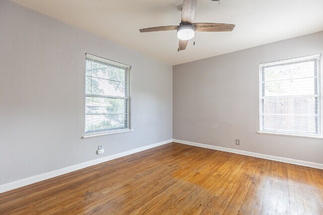 Building Photo - 422 Sandalwood Ln
