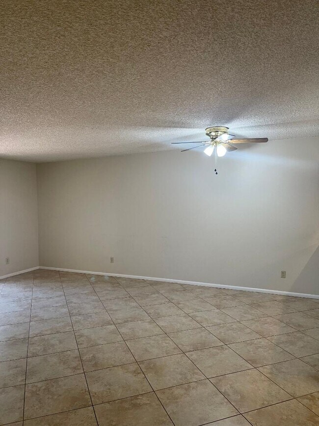 Building Photo - 897 S Pantano Pkwy