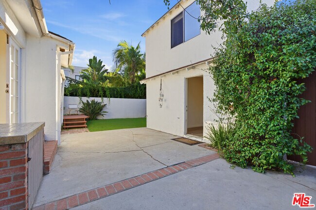 Building Photo - 641 N Martel Ave