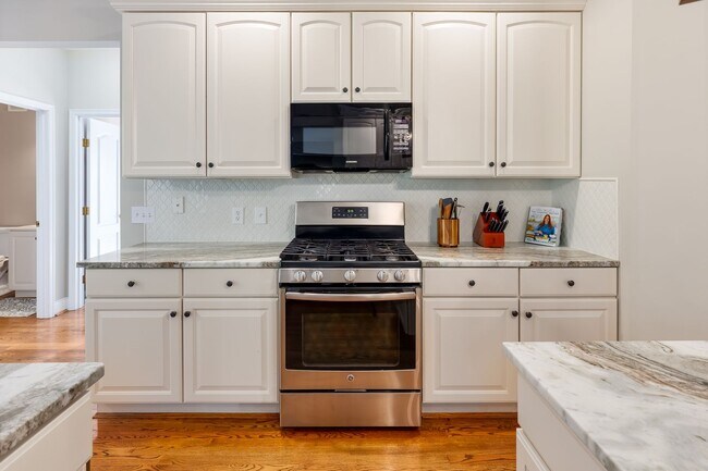 Building Photo - Short term rental available