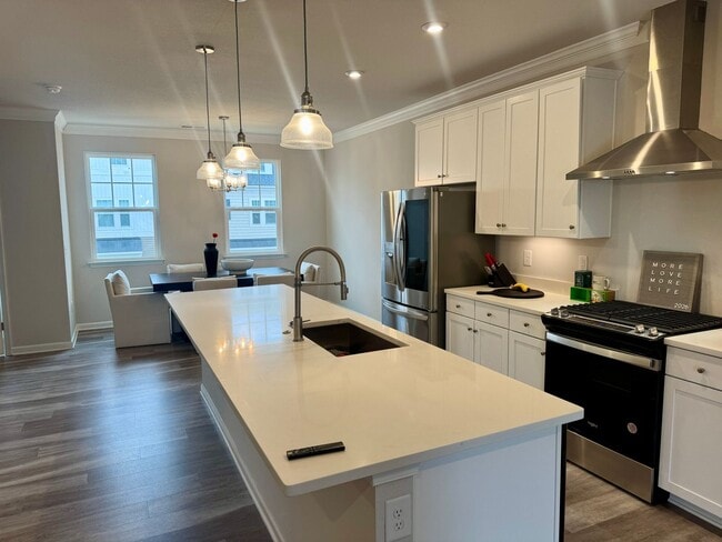 Building Photo - Spacious 3 Bedroom Townhouse