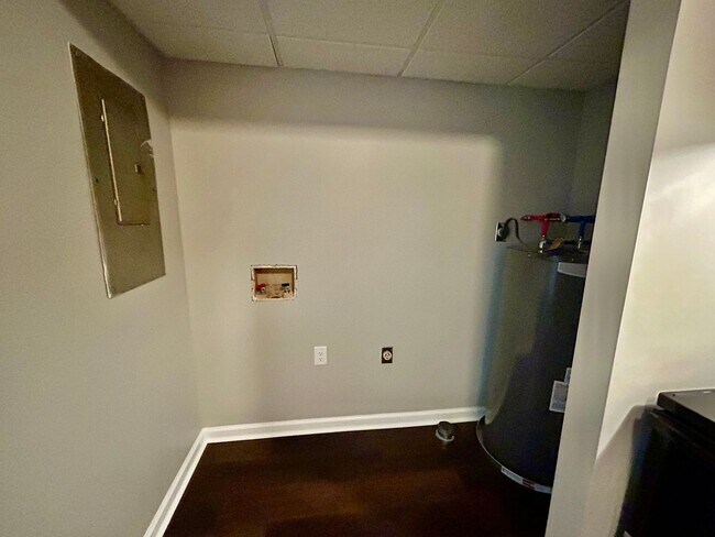 Building Photo - HALF OFF FIRST MONTH - 2 Bedroom in Versailles!