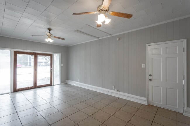 Building Photo - 3 Bedroom Home Close to All