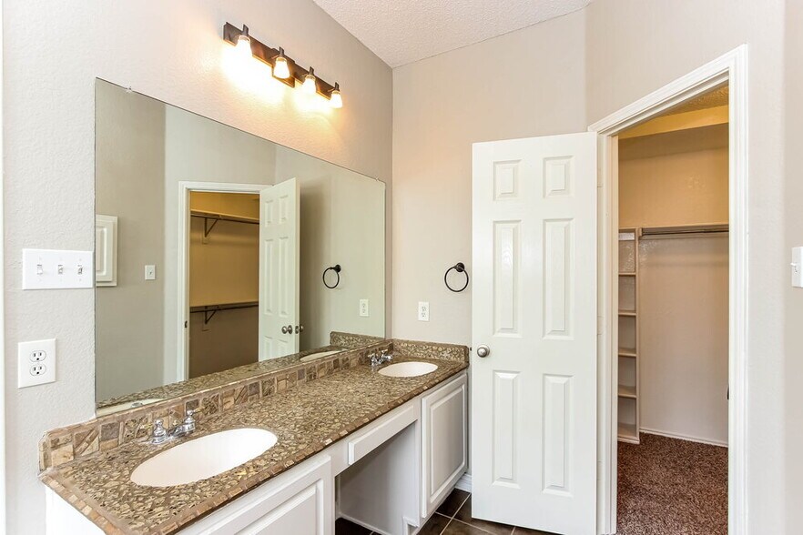 Building Photo - 3703 Sycamore Ln