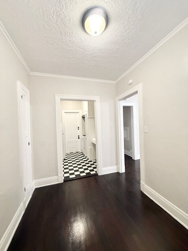 Building Photo - Unique Upstairs Studio w/ Hardwoods in Vintage 1920's Complex