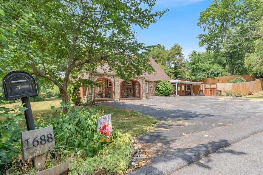 Building Photo - 1688 Overhill Rd