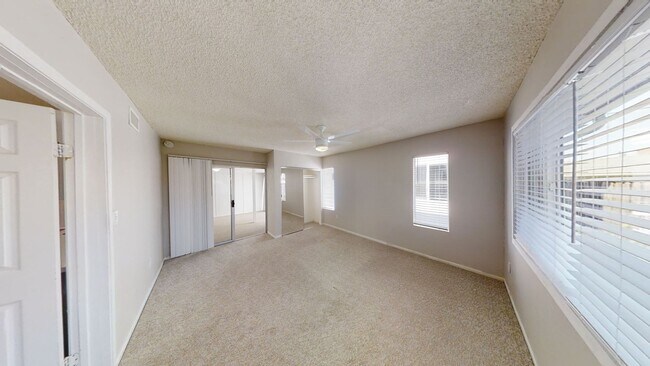 Building Photo - 4BD/2BA, Upgraded Kitchen! Sunroom!