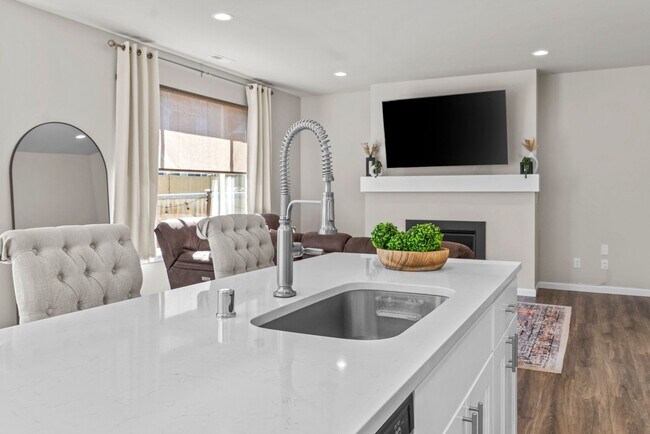 Building Photo - Beautiful 4 bedroom home