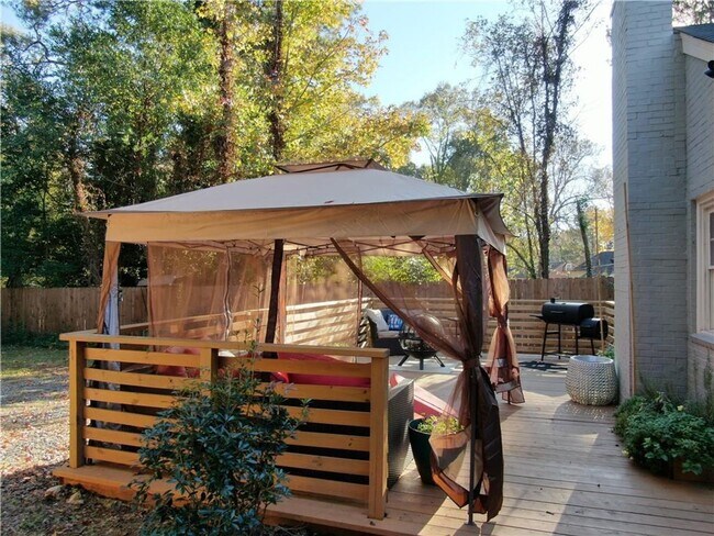 Building Photo - 3 Bedroom 2 Bath near the Beltline