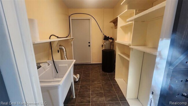 Building Photo - 6555 Manson Dr