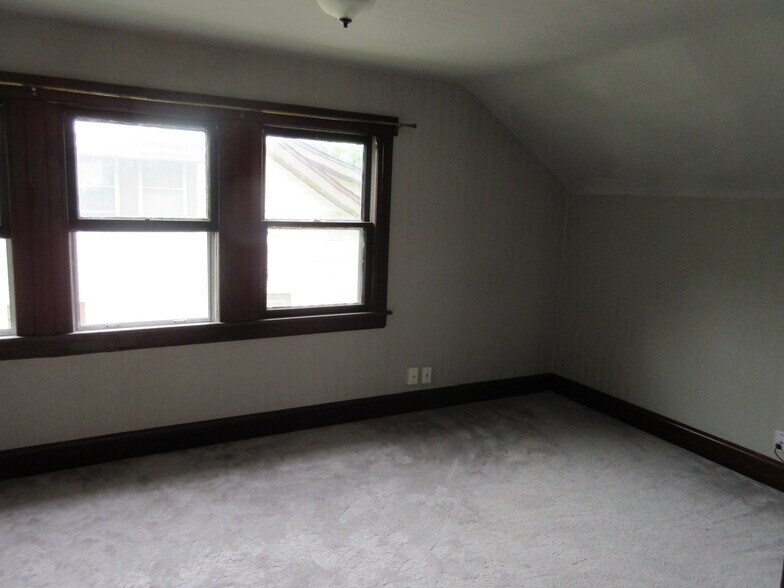 Building Photo - 210 Frame Ave