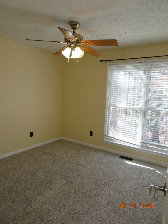 Building Photo - 4 bedrooms 2.5 bathrooms Single Family Home for Rent