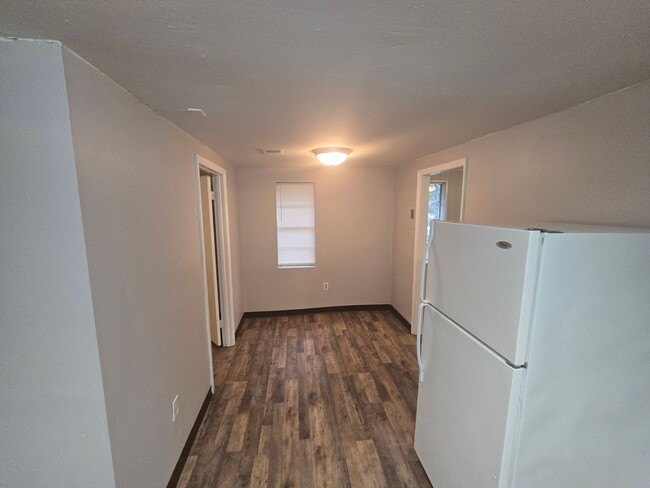 Building Photo - 2 Bed 1 bath duplex right across from Midl...