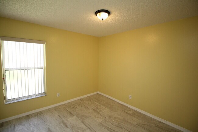 Building Photo - 709 Rostock Cir NW