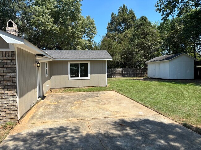 Building Photo - 512 Lakeside Dr
