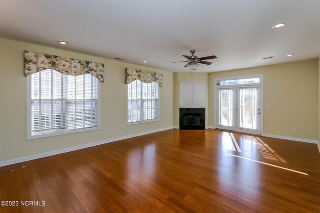 Building Photo - 533 Village Green Dr
