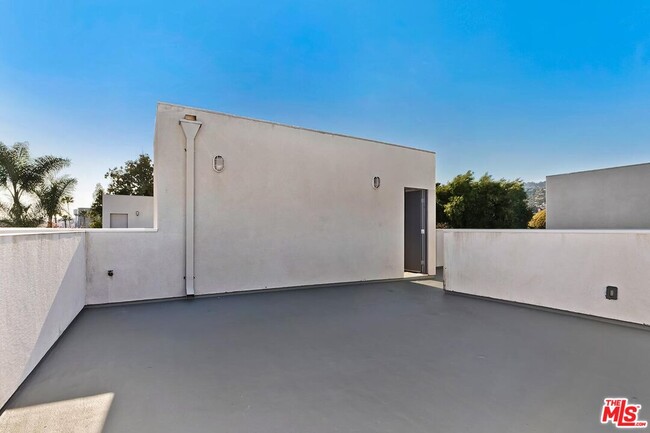 Building Photo - 614 Westmount Dr