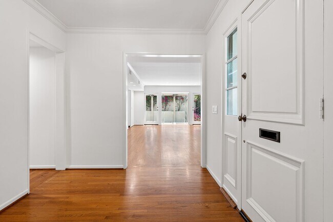 Building Photo - 11053 Strathmore Dr