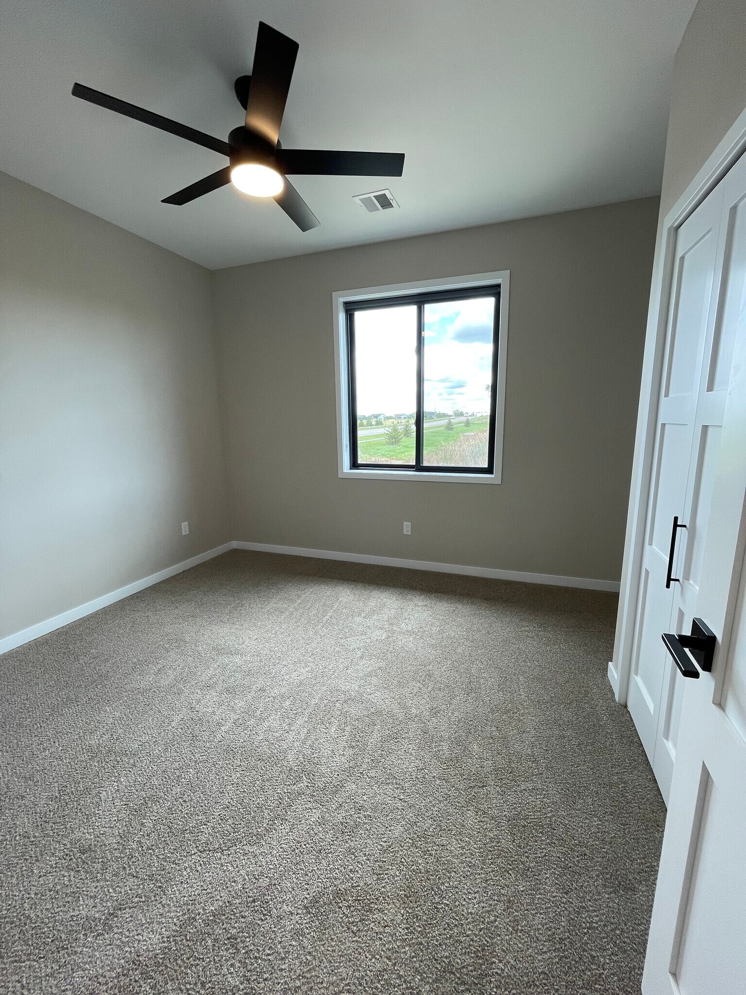 Building Photo - 328 E Blue Bell Dr