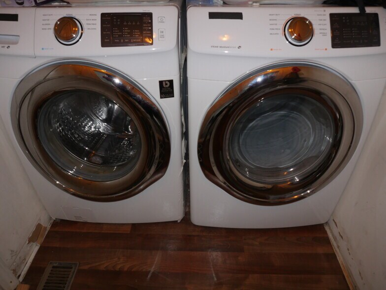 Laundry room with washer & dryer - 1065 Atlantic Dr NW