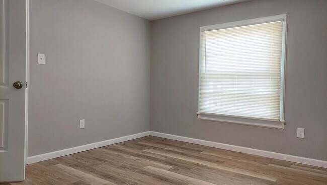 Building Photo - Very Nice 3BR/1BA Single Family Home on Quiet Street