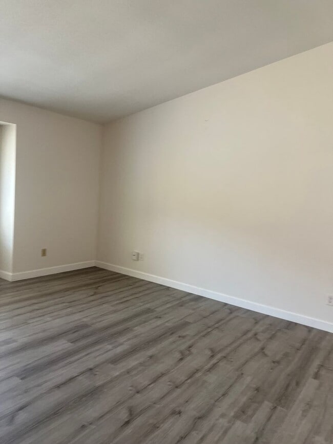 Building Photo - 142 Hillview Dr
