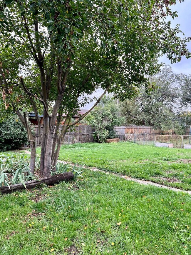 Building Photo - 3 Bedroom Home Walking distance to Sloan L...