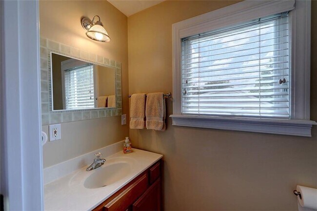 Building Photo - Providence/Elmhurst – Gorgeous Single Fami...