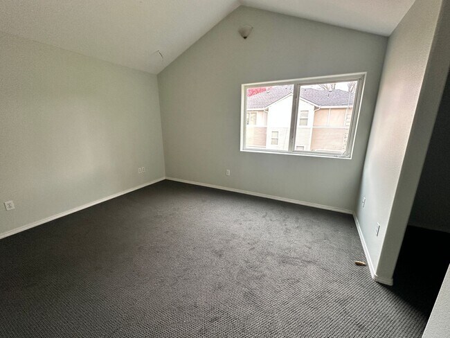 Building Photo - 2 Bed, 2 1/2 Bath townhome close to the River! Free month's rent on a 1 year lease!