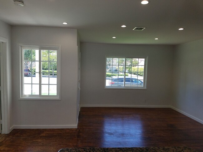Building Photo - 6000 Lindley Ave