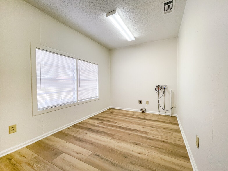 Building Photo - 715 N Bunker Dr