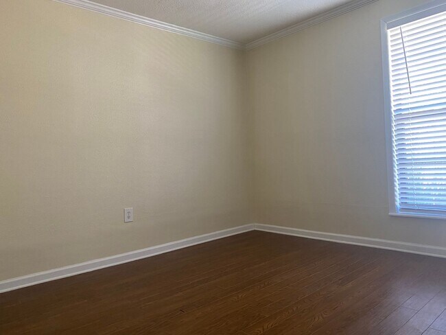 Building Photo - Beautiful Lake Plaza 1 Bedroom / 1 Bath Condo - Awesome Location