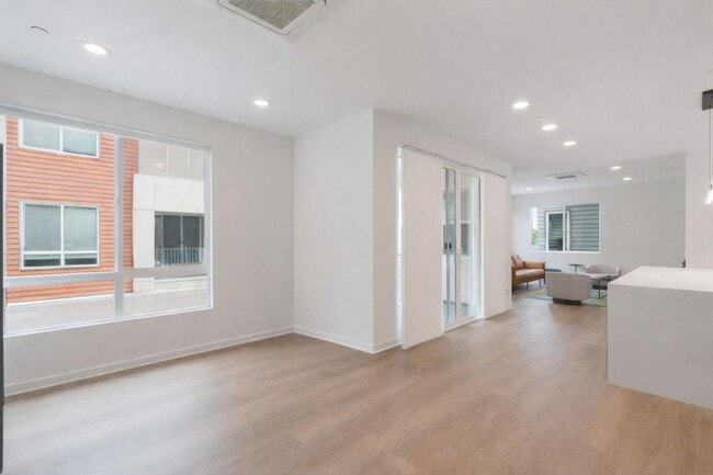 Building Photo - Detached Townhome - Private Roof Deck - With 360 Panoramic Views