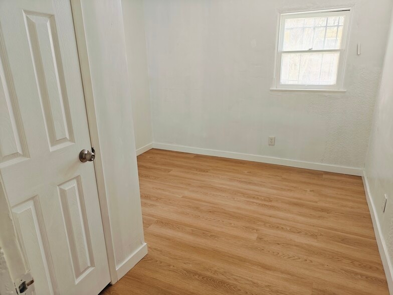 Bedroom 3 - 1016 E Oaks St