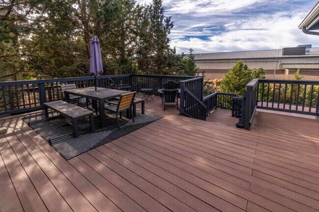 Building Photo - Large spectacular home with all the bells and whistles