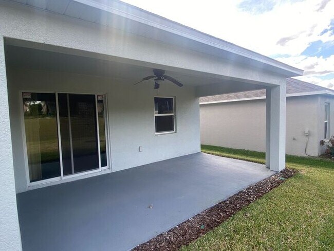 Building Photo - 3 bedroom 2 bath Home in Champions Gate!