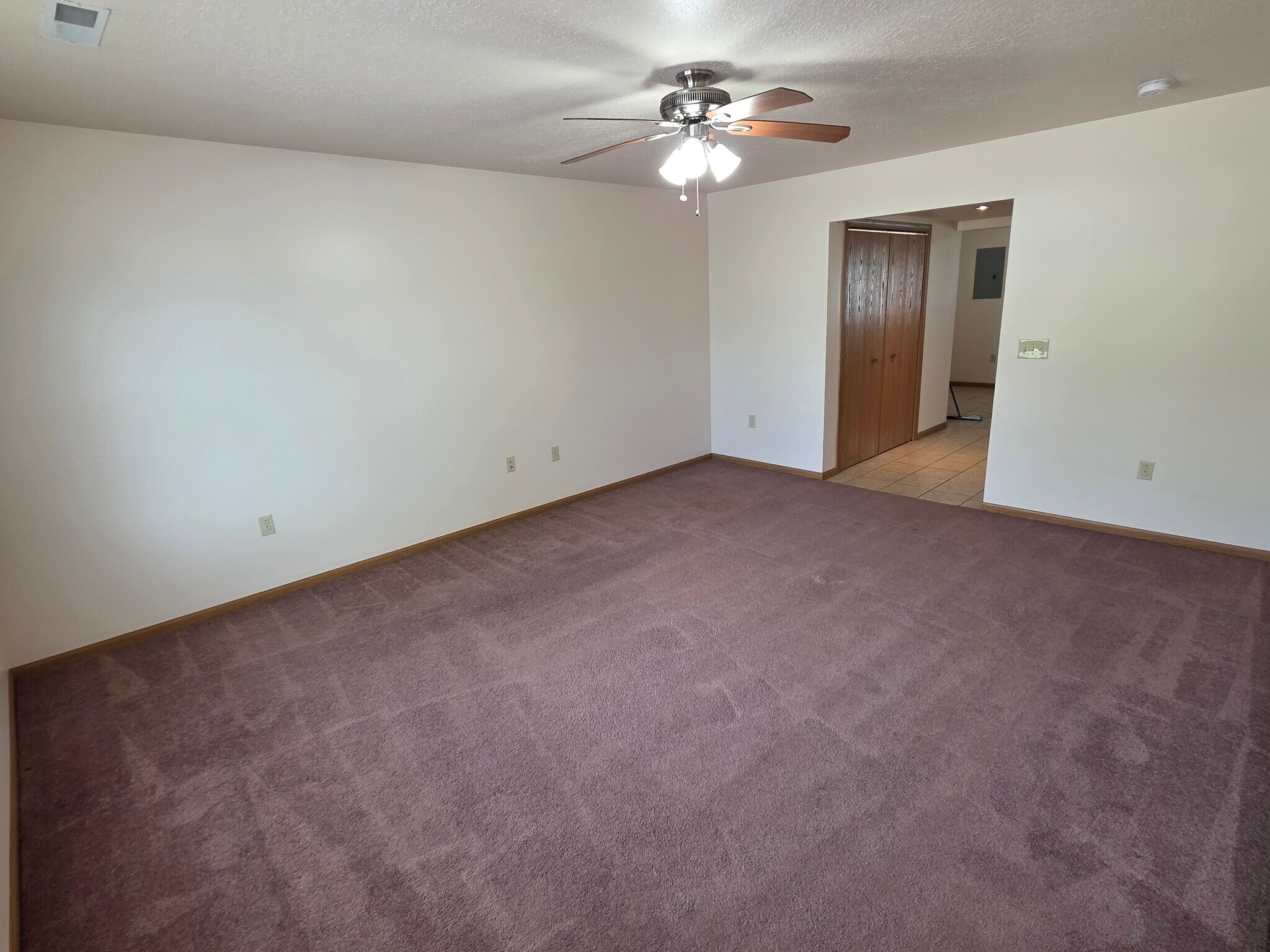 Building Photo - 1003 S Riggen St