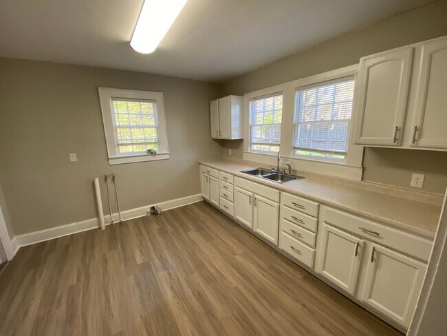 Building Photo - Very nice 4 bedroom 1 bathroom house JUST REMODLED (Spring 2022)