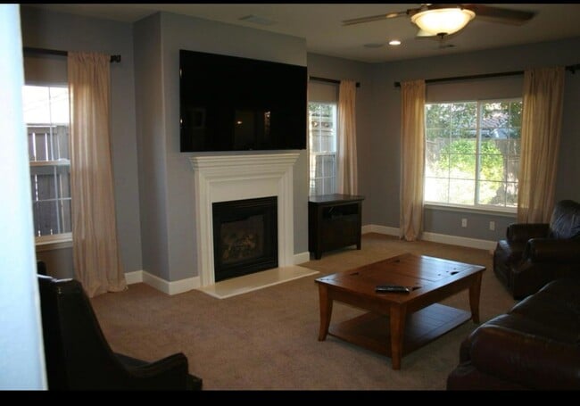 Building Photo - Beautiful 4 Bedroom 3 Bathroom House Atascadero