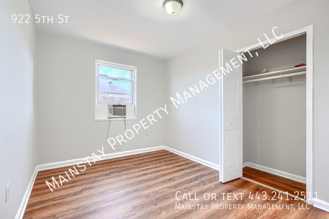 Building Photo - 922 5th St