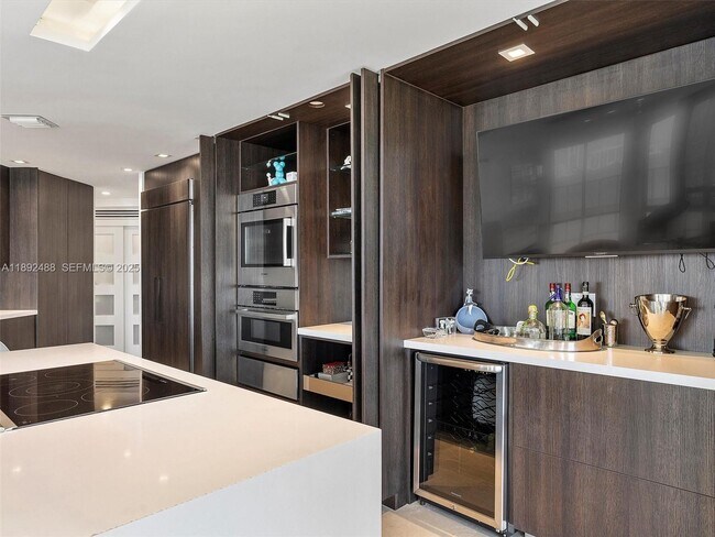 Building Photo - 4000 Island Blvd