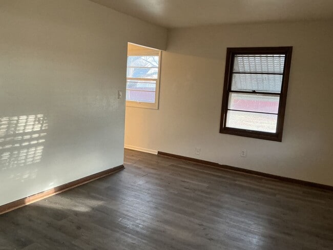 Building Photo - Comfortable 3 BR Single Family Home