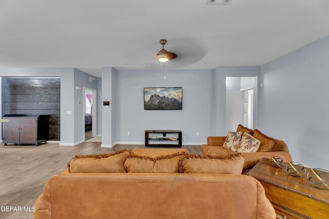 Building Photo - 12631 Mark Twain Ave