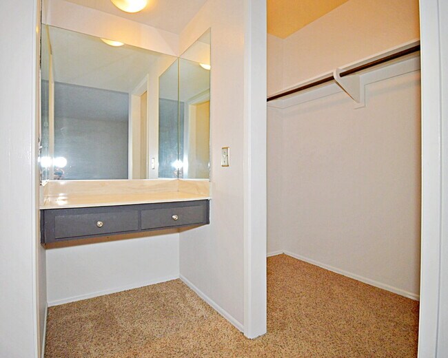 Building Photo - "Discover Your Oasis: Spacious 3-Bed Condo with Granite Touches in Palm Springs!"