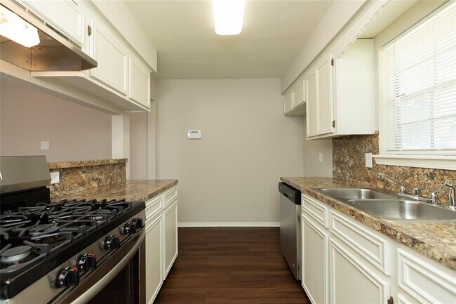 Building Photo - 2555 Halstead Dr